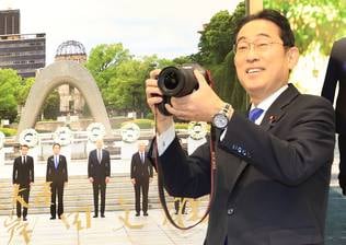 首相、報道写真展を鑑賞　グランプリ「戦地に彩りを」など